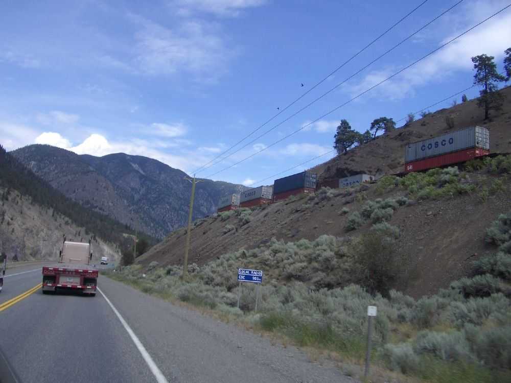 Truck und ein Güterzug