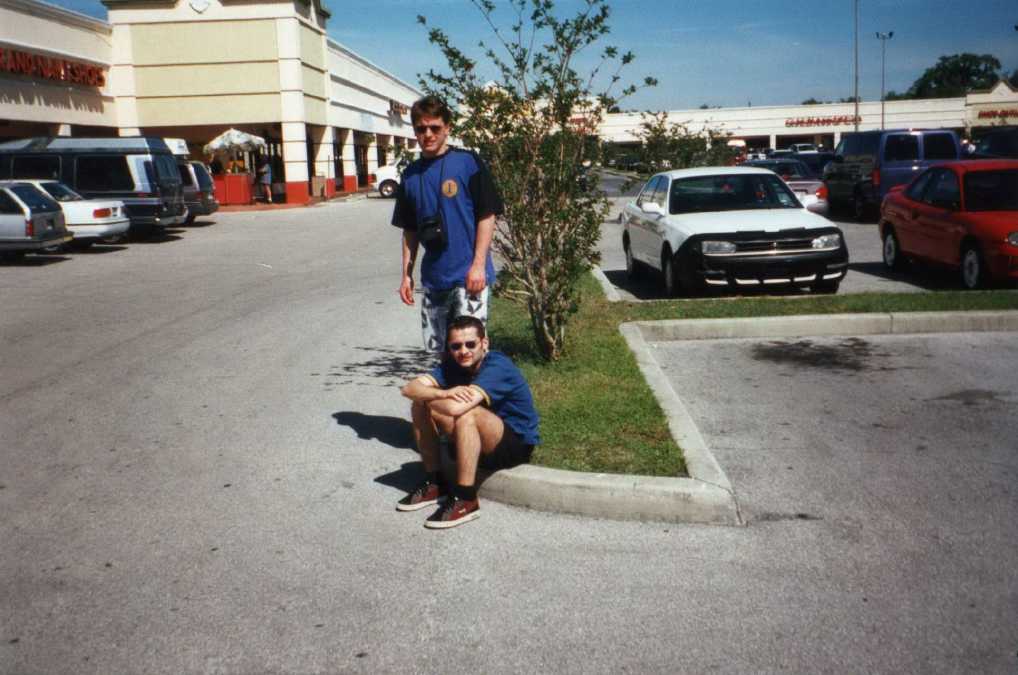 Vor dem Outlet Center